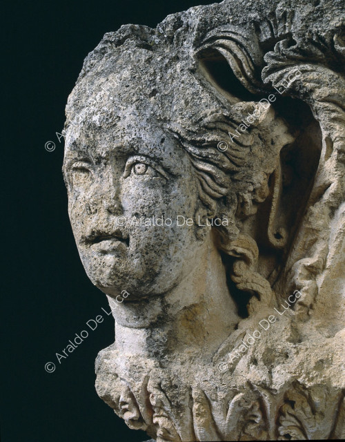 Capitel con cabeza femenina del templo helenístico