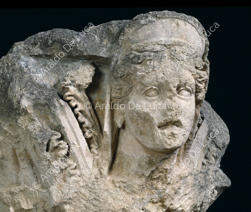 Capitel con cabeza de Minerva