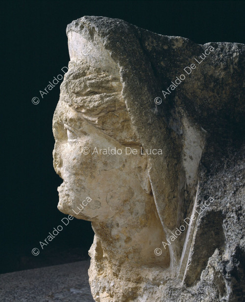 Capitel con cabeza de Minerva