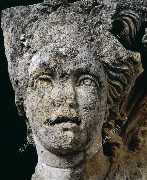 Kapitell mit einem Frauenkopf aus dem hellenistischen Tempel