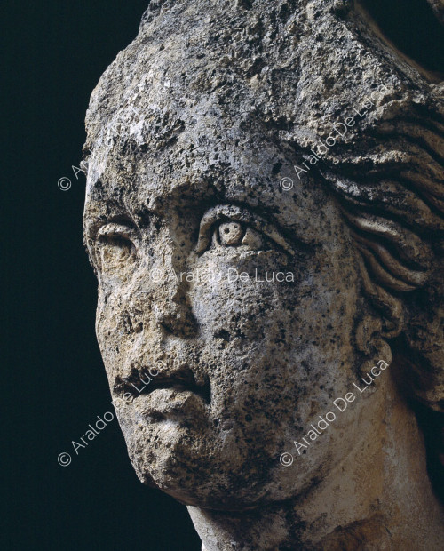 Capitello con testa femminile del tempio ellenistico