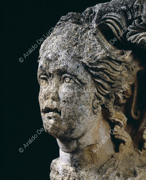 Capitello con testa femminile del tempio ellenistico
