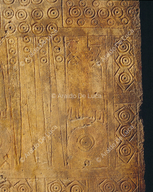 Daunian stele with conical head. Detail
