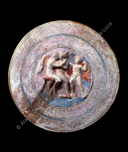 Cercueil représentant un couple enlacé et Eros