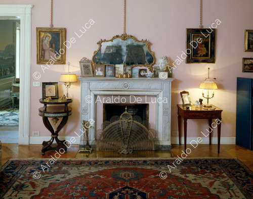 Wohnzimmer mit Kamin und einem Gemälde von Neri di Bicci