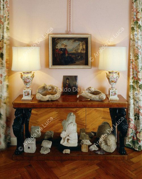 Salon, deux lampes avec vases et une table console