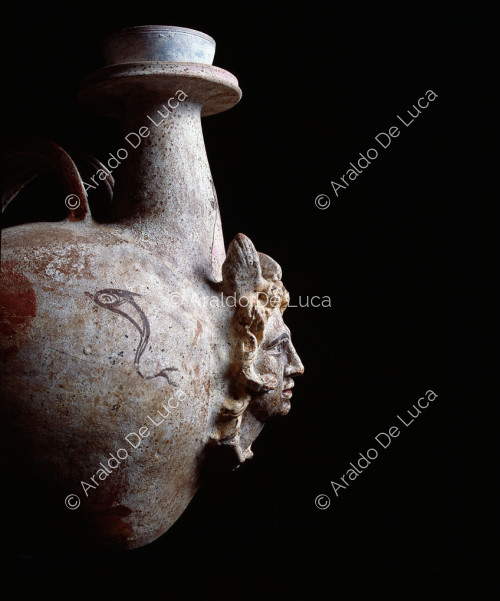 Vase mit einem weiblichen Gesicht