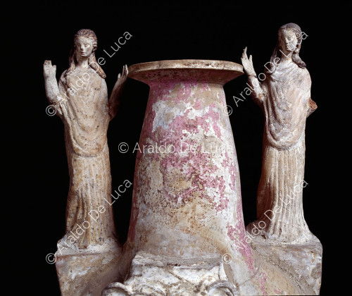 Vase mit menschlichem Kopf und zwei weiblichen Figuren. Ausschnitt