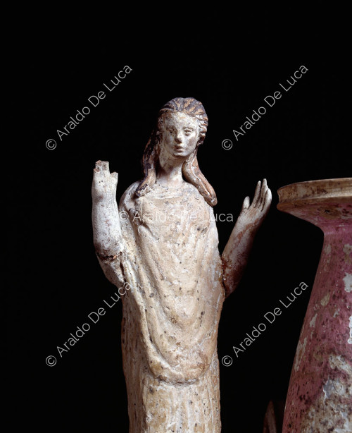 Vase mit menschlichem Kopf und zwei weiblichen Figuren. Ausschnitt