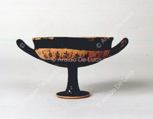 Attic bowl with floral decoration