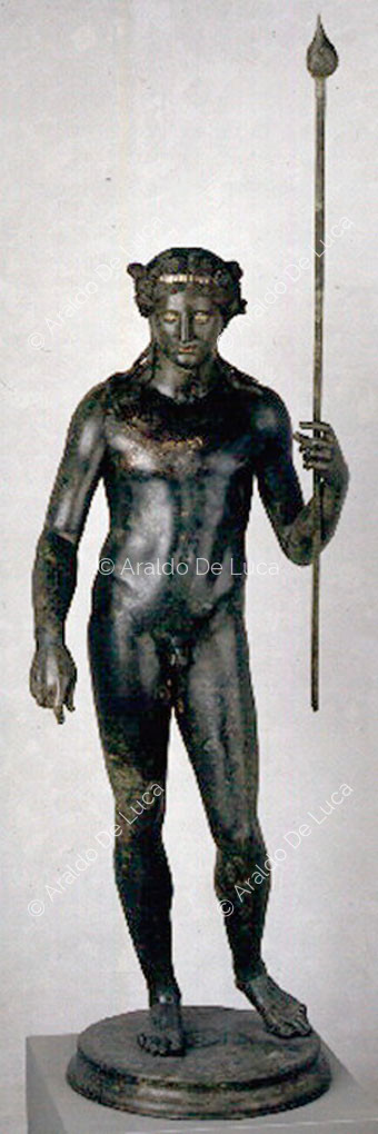 Homme avec une lance en bronze