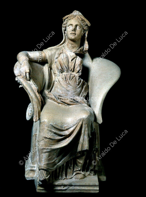 Inthronisierte weibliche Statue