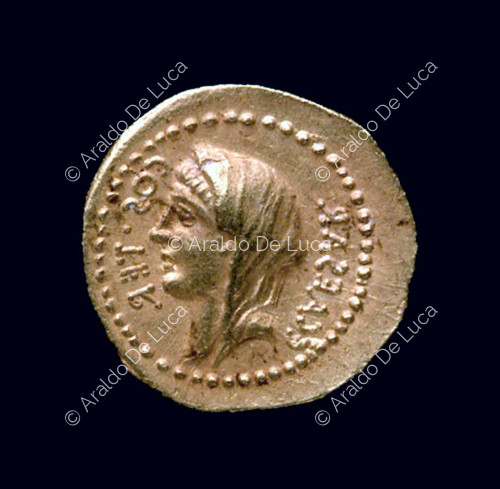 Münze, die einen Frauenkopf mit Schleier darstellt