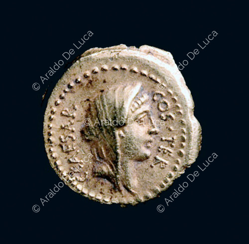Kopf der Pieta, Aureus von Julius Caesar
