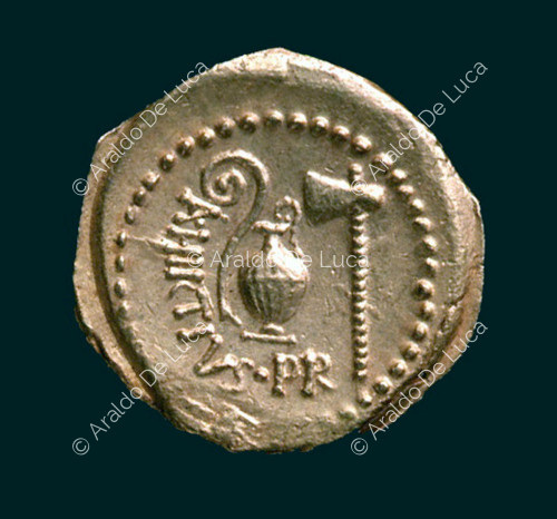 Lithuo, cántaro y hacha, Aureus de César