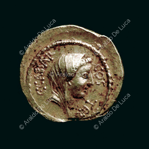 Kopf der Pieta, Aureus von Julius Caesar