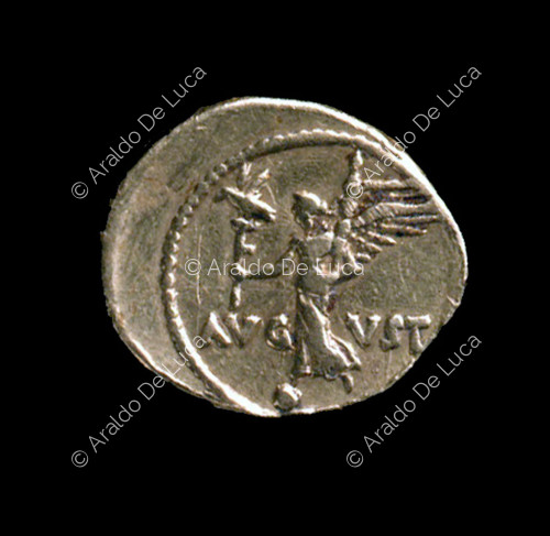 Vittoria alata con aquila imperiale, denario imperiale di Augusto
