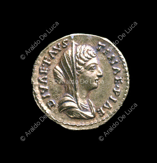 Busto velado de Faustina II menor, aureus imperial romano de Marco Aurelio.