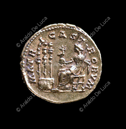 Faustina II menor sentada sosteniendo cetro y globo con ave fénix, delante tres estandartes, aureus imperial romano de Marco Aurelio.
