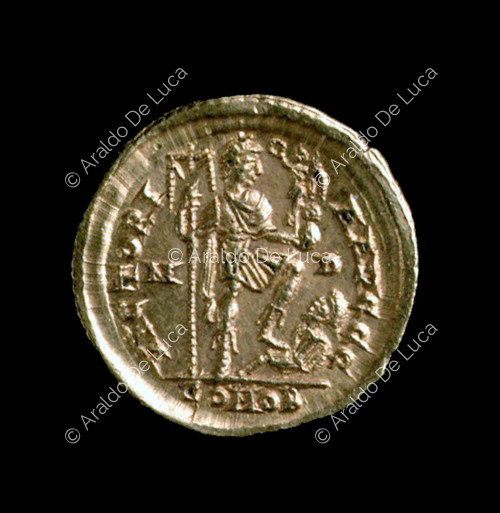 Honorius standing with foot above enemy, holding banner and victory with globe, Roman Imperial Solidus of Honorius