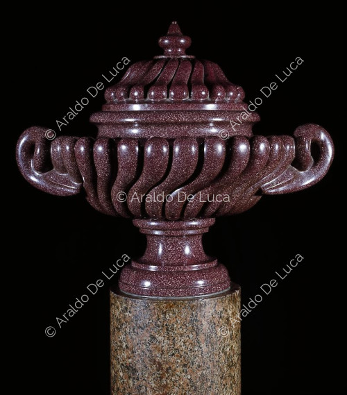 Porphyry vessel with handles and pods
