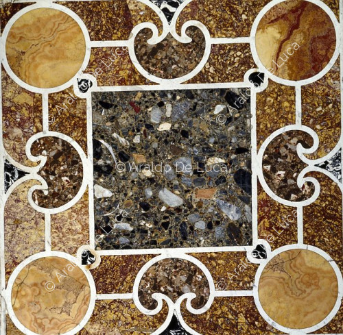 Quadratische Tischplatte, mit Marmor eingelegt