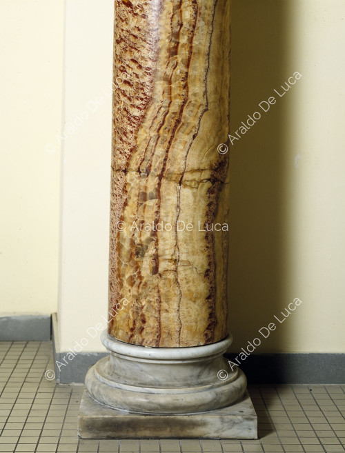 Columna de ovejas de alabastro