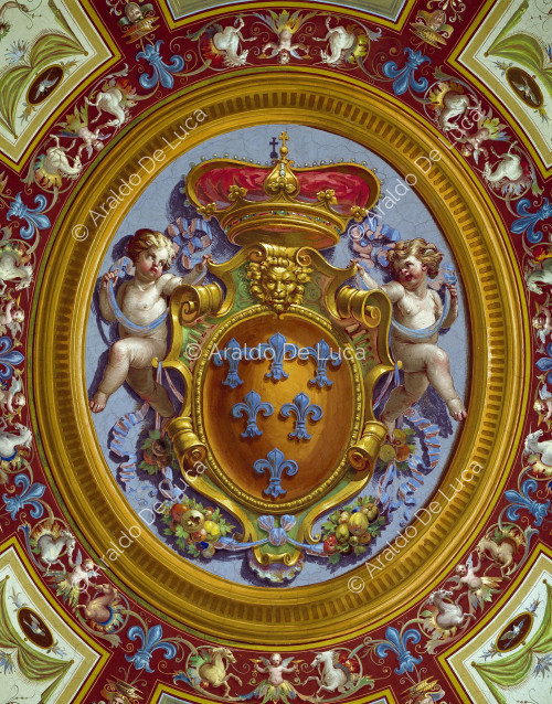 Wappen der Farnese, überragt von der Krone der Könige von Neapel