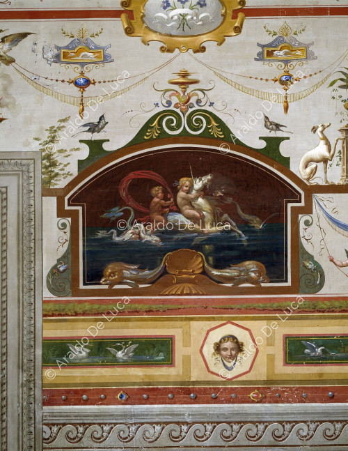 Pared decorada con panel de motivos pompeyanos con putti y caballito de mar