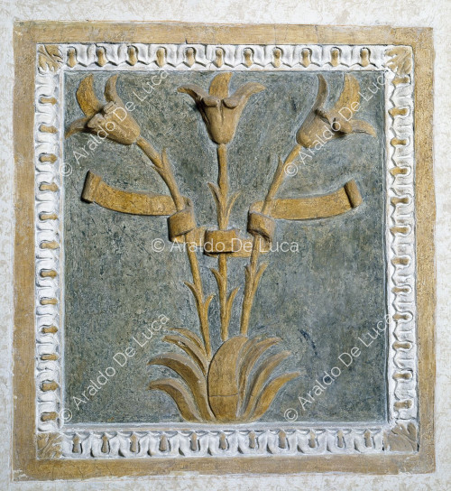 Riquadro in stucco policromo con l'emblema Farnese