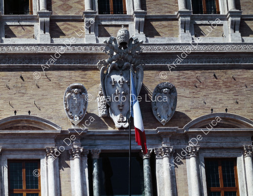 In der Mitte das Wappen der Farnese mit der päpstlichen Tiara, entworfen von Michelangelo