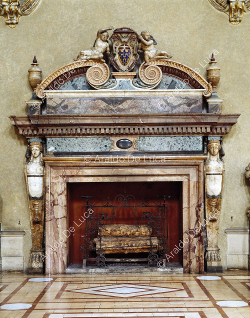 Fireplace with putti framing the coat of arms of Cardinal Ranuccio Farnese