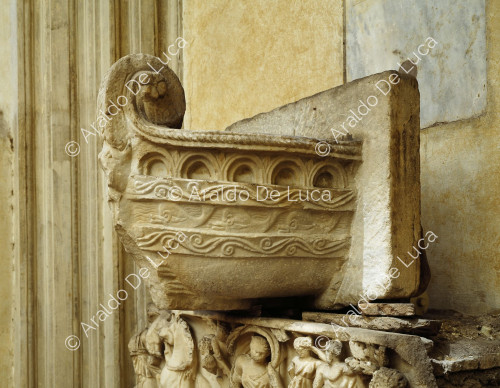 Antikes Fragment einer Schiffstribüne im hängenden Innenhof