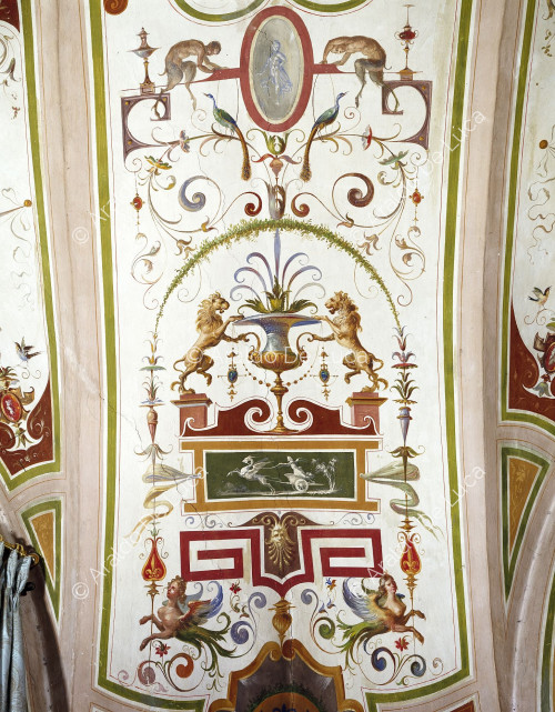 Gewölbe mit Fresken und Grotesken verziert. Ausschnitt