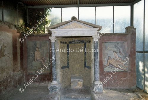 Haus des Loreius Tiburtinus oder Octavius Quartius. Aedicule distila
