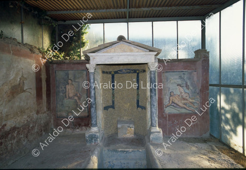 House of Loreius Tiburtinus or Octavius Quartius. Aedicule distila