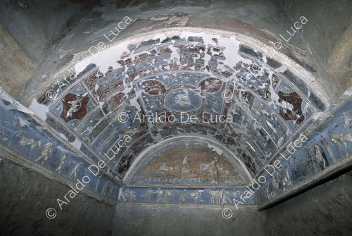 House of the Iliac Sacellum. Lararium of Achilles. Decorated vault