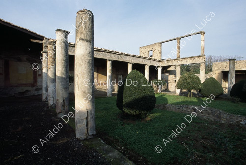 Hundertjähriges Haus. Peristylsäulen und Garten