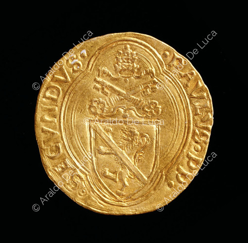 Halbovales Wappen in Vierpass, bekrönt von dekussierten Schlüsseln und in der Mitte ein Löwe mit Tiara, Goldenes Herzogtum von Papst Paul II.