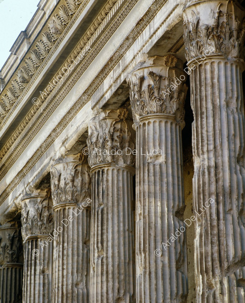 Tempel des Hadrian. Ausschnitt
