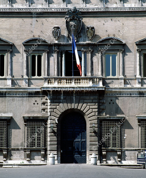 Palais Farnese. Détail de l'article