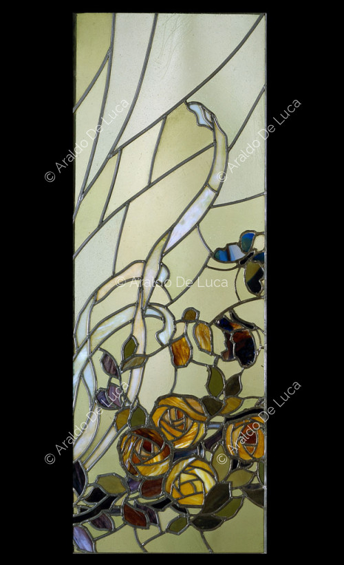 Buntglasfenster mit Blumen und Schmetterlingen