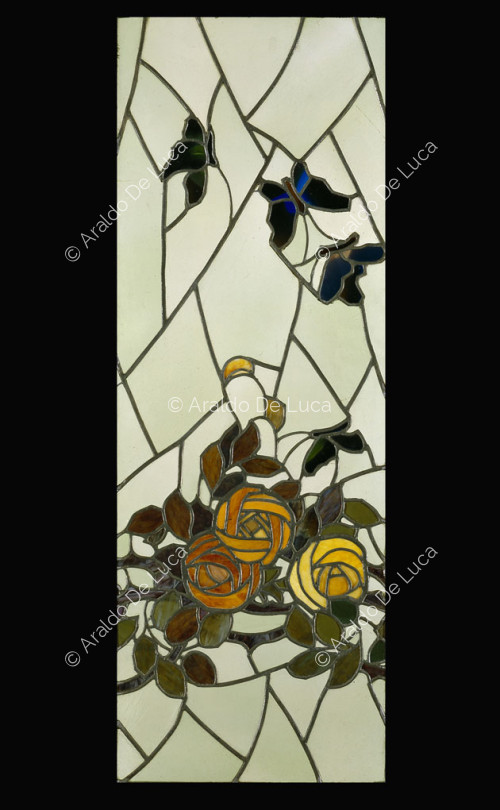 Buntglasfenster mit Blumen und Schmetterlingen