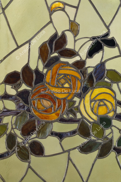 Buntglasfenster mit Blumen und Schmetterlingen. Detail