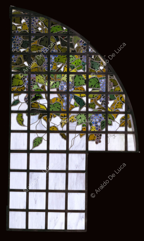 Buntglasfenster mit Blättern und Trauben