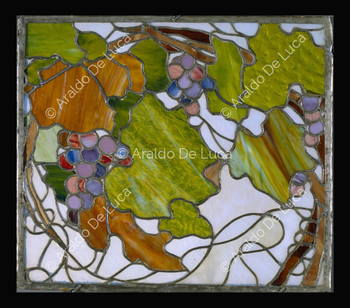 Buntglasfenster mit Blättern und Trauben
