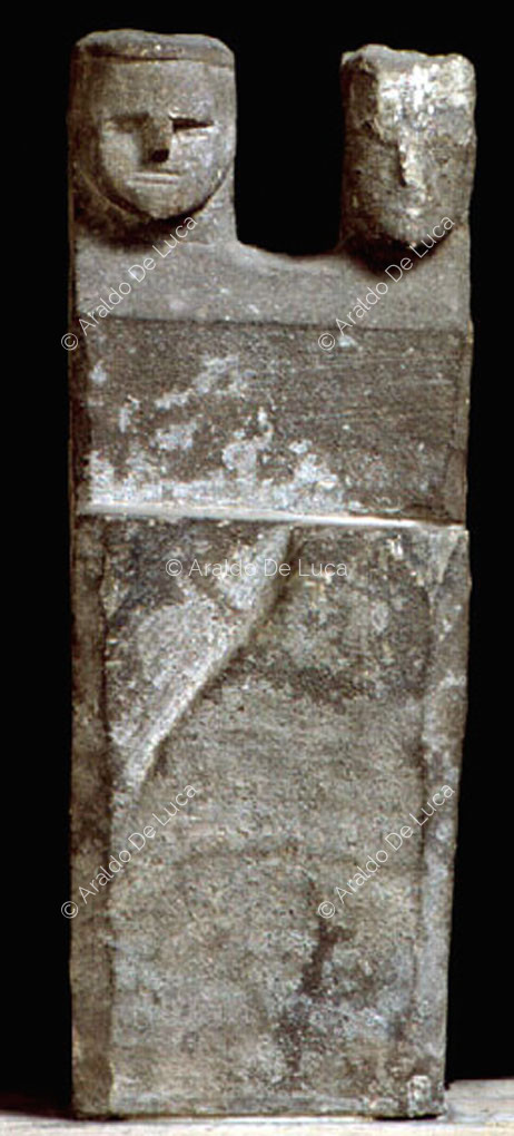 Stèle votive avec un visage humain