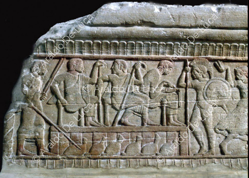Cippo funerario con scene di giochi e banchetto