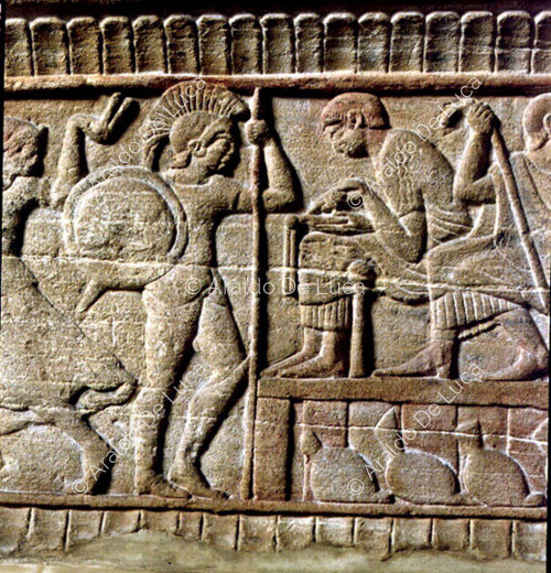 Cippo funerario con scene di giochi e banchetto