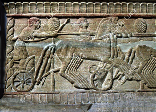 Cippo funerario con scene di corsa di carri